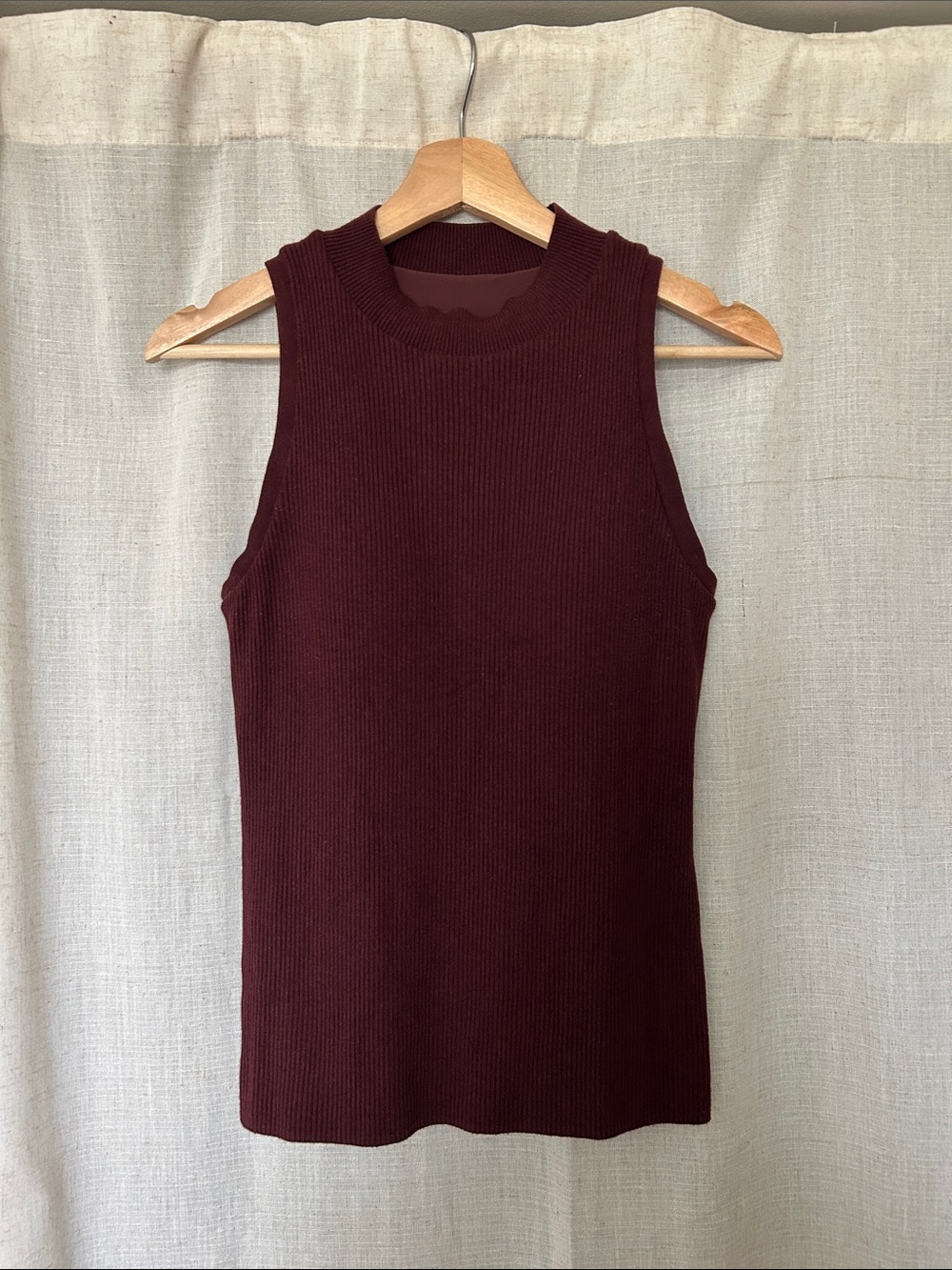 Uniqlo Ribbed Sleeveless Tank Top - Burgundy